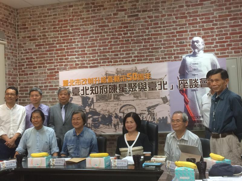 北市文獻館館長詹素貞（右三）和歷史專家學者於文獻館和中華河洛暨開漳聖王文化研究會共同舉辦座談會前合影。