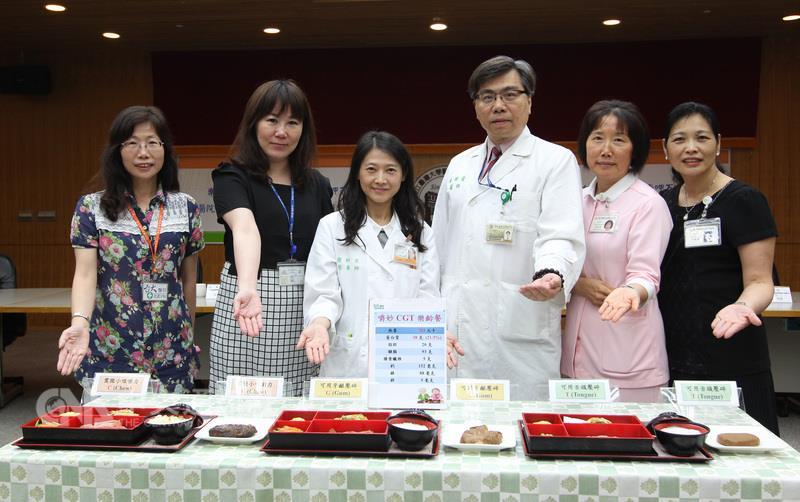 台大醫院慶祝122週年院慶，9日舉行「樂齡營養健康動 起來 呼你健康呷百二」記者會，台大醫院北護分院老 年營養研發中心研發讓長者吃得下、吃得有尊嚴的營養 餐點，讓牙口功能退化的長者容易咀嚼吞嚥，吃出健康 。 中央社記者張皓安攝　106年6月9日