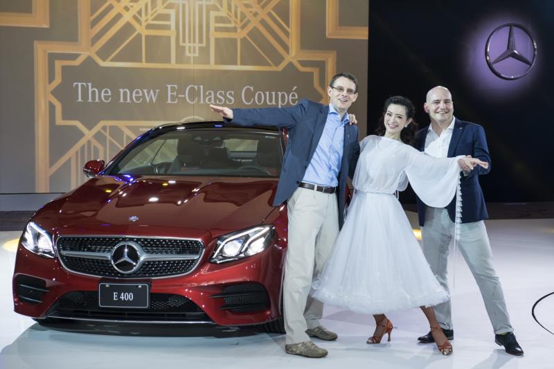台灣賓士總裁邁爾肯(左)、轎車行銷業務的副總裁何睿思(右)與國標舞女王劉真(中)，為全新 E-Class Coupé發表會揭開序幕。