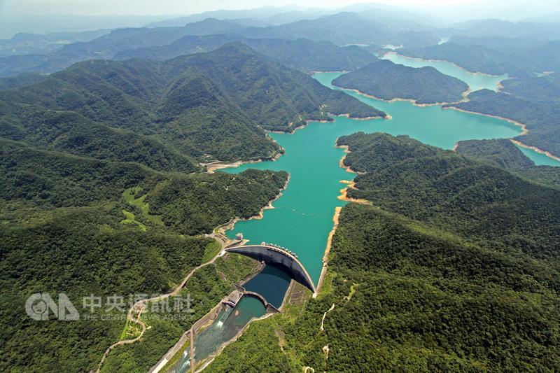 今年適逢翡翠水庫營運滿30週年，台北市翡翠水庫管理 局14日表示，15日起舉辦一系列活動，其中包含開放民 眾報名到水庫探秘健行，歡迎大家共襄盛舉。圖為水庫 空拍畫面。 （台北翡翠水庫管理局提供） 中央社記者劉建邦傳真