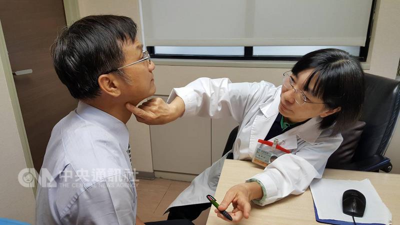 書田診所整形美容科主任醫師黃季怡（右）20日指出， 皮膚淋巴癌表現很多樣性，症狀表現以斑疹、斑塊、腫 塊、腫瘤、丘疹為主，一開始未必有明顯疼痛；且有時 症狀就像「變色龍」，表現方式類似慢性皮膚炎、慢性 濕疹，若症狀持續沒有改善，應特別注意。圖為看診示 意圖。 中央社記者陳偉婷攝　106年6月20日