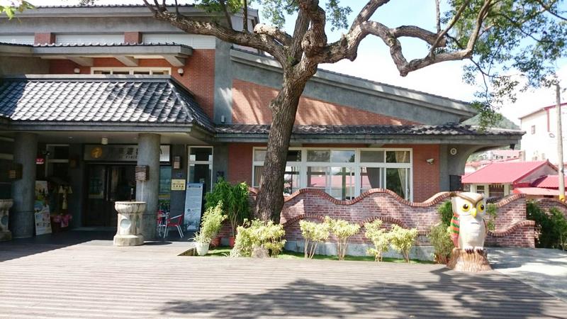 布農族神話故事中，貓頭鷹是送子鳥，更是嬰兒守護神
，族人通常視「貓頭鷹」為吉祥象徵。中華郵政特別在
寶來遊客中心旁打造一座貓頭鷹郵筒，盼守護六龜，也
分享屬於布農吉兆。
中央社記者王淑芬攝  106年6月24日