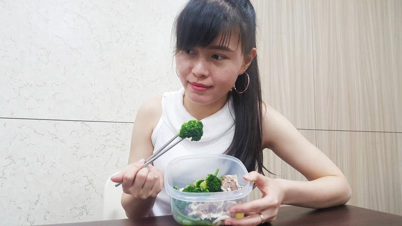 洗腎患者應注意蛋白質攝取，醫師建議，應減量攝取蛋
白質，植物性蛋白優於動物性蛋白，如綠色花椰菜、小
黃瓜、菠菜、豌豆、豆類等。
中央社記者陳偉婷攝　106年6月24日