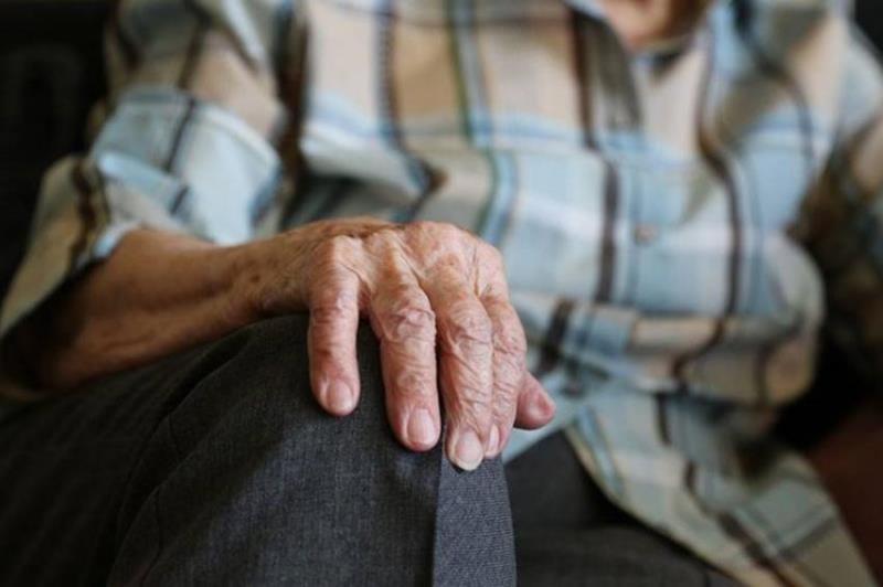 自殺連續多年退出10大死因，但自殺死亡率卻上升。全國自殺防治中心23日表示，65歲年長者去年自殺身亡，有1/4都是老人。（圖取自pixabay圖庫）