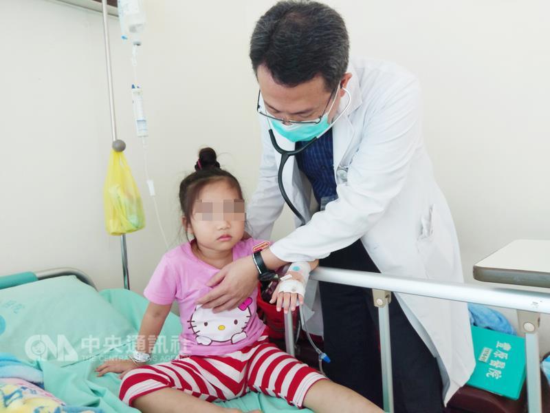 3歲女童連續4天發燒，體溫燒燒退退，只有輕微咳嗽， 起初家長以為孩子只是一般感冒，不料竟在夏季搭上流 感列車。 中央社記者趙麗妍攝　106年6月26日