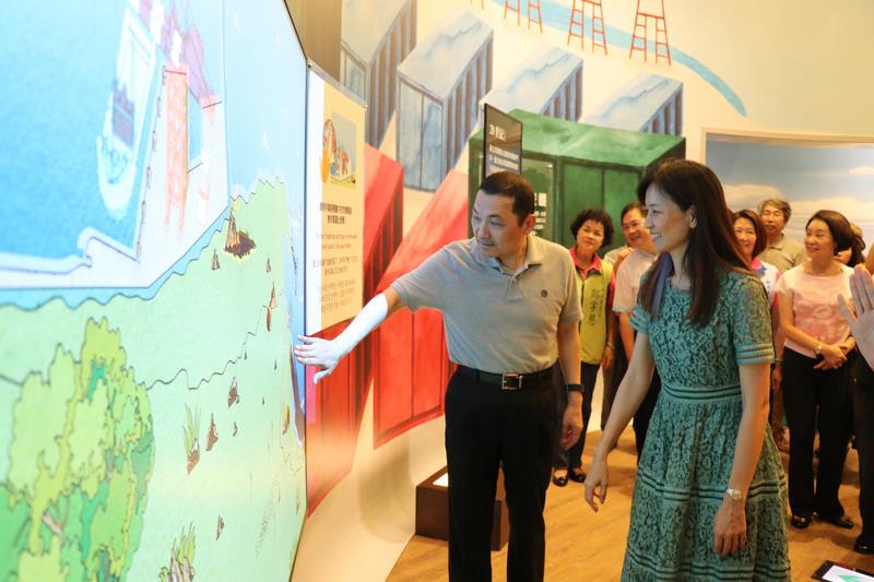 十三行博物館10日推出新常設展「八里時光機」，新北市副市長侯友宜（左）到場體驗運用導電油墨技術感應系統，只需簡單肢體碰觸，就能了解台北港周邊生態。（十三行博物館提供）中央社記者黃旭昇新北市傳真