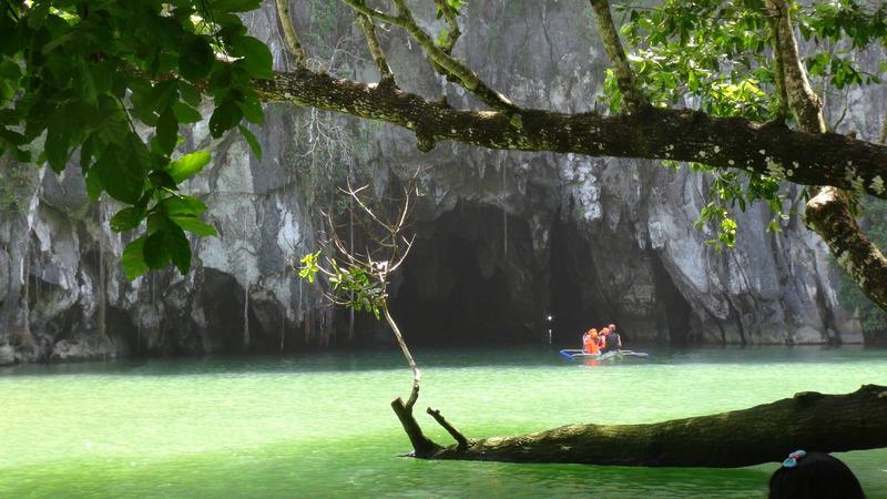 美國知名旅遊雜誌「Travel+Leisure」最近公布的2017年「世界10大最佳島嶼」排行榜，菲律賓的巴拉旺島（Palawan）以93.15高分蟬聯榜首。圖為巴拉旺島熱門景點之一的地底河入口。（檔案照片）中央社記者林行健巴拉旺島攝