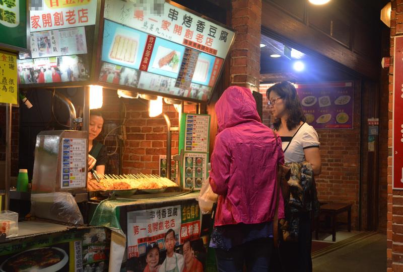 深坑各種豆腐飲食料理盛名，無論是宗教信仰與飲食習
慣，都能盡情享用。除傳統麻辣臭豆腐、碳烤臭豆腐和
炸豆腐外，還有多種美味又健康的豆腐料理。
中央社記者黃旭昇新北市攝