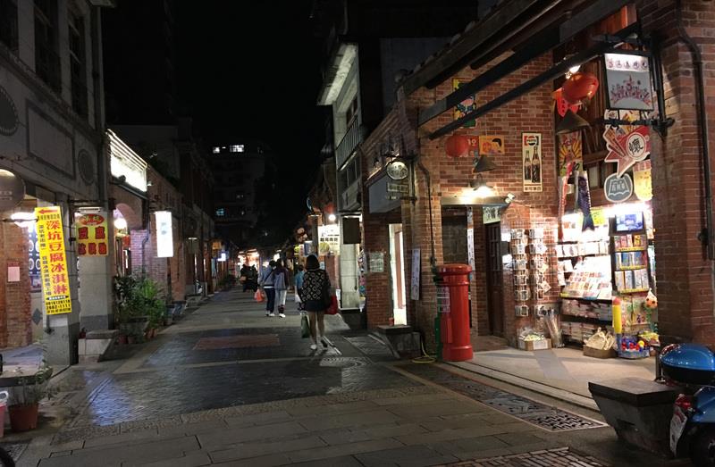 新北市深坑老街依山傍水，商圈建築保有老建築物的舊紅磚牆，閩南式聚落特色，讓人感受濃郁思古幽情。中央社記者黃旭昇新北市攝　