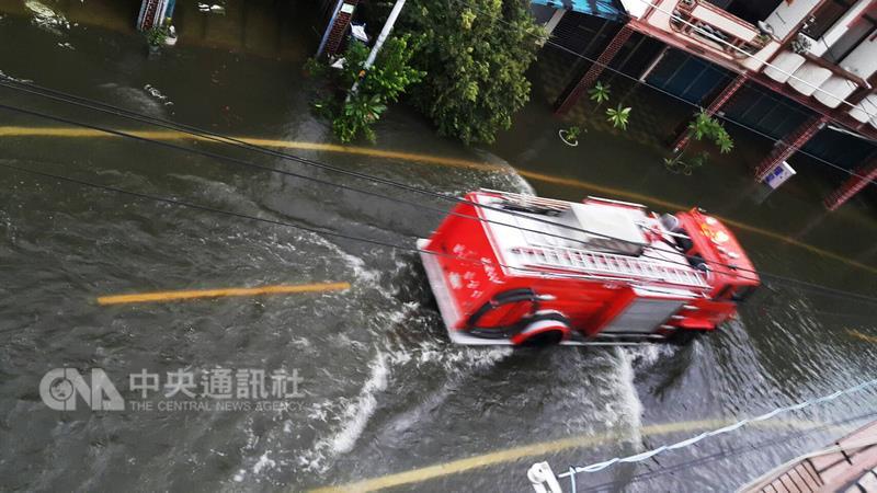 颱風海棠30日下午從屏東楓港登陸後，持續不斷降雨， 屏東從30日到31日上午8時，累積雨量最高已達663.5毫 米，沿海及恆春地區鄉鎮大淹水，墾丁風吹砂半個車道 路基被掏空。圖為屏東林邊鄉水淹成河。 中央社記者郭芷瑄攝　106年7月31日