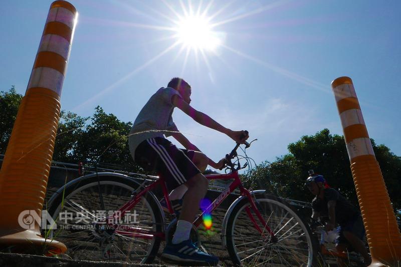 中央氣象局預測，6日白天各地都有攝氏33至35度的高 溫，位於西南風背風面的台北盆地、宜蘭平原及花東縱 谷更上看36度，中午前後紫外線指數易達過量或危險級 。 中央社記者孫仲達攝　106年8月6日