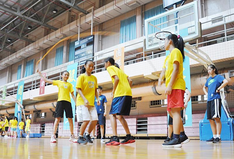 配合推廣全民運動，台電公司委託台電公司女子籃球隊 員，6日起至10日在國立宜蘭大學舉辦「籃球FUN電營」 ，吸引約250名國中小學生參加；不光只打籃球，女籃 隊員今年特別以趣味體能小遊戲等，帶領孩童提升運動 技巧。