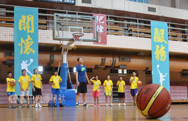配合推廣全民運動，台電公司在8月上旬委託台電公司 女子籃球隊員，6日起至10日在國立宜蘭大學舉辦「籃 球FUN電營」，吸引約250名國中小學生參加，在女籃隊 員的指導下學習籃球技巧。 