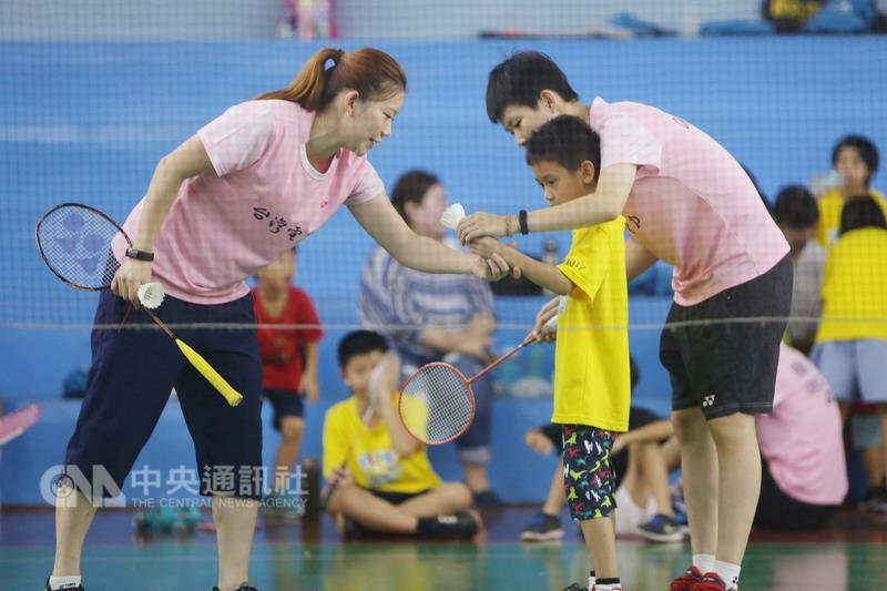 台電球類FUN電營的羽球營今年首度移師台南，300名小 學生就在台南羽球館內盡情地揮舞球拍，教練也用心教 導，激發小朋友對羽球的熱情。 