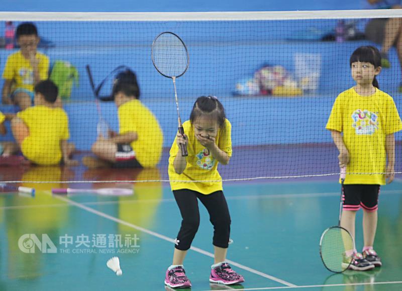 台電球類FUN電營的羽球營今年首度移師台南，300名小 學生就在台南羽球館內盡情地揮舞球拍；1名小朋友漏 接球，不自禁摀住嘴巴，模樣可愛。