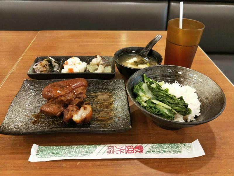 在薌快餐店用餐免費加飯、湯、飲料。