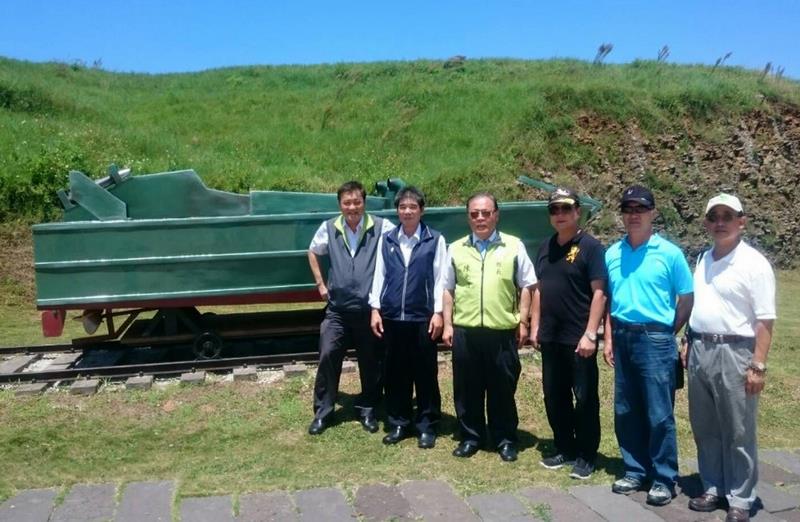 日軍二次大戰期間在澎湖望安鴛鴦窟興建「格納壕」軍事遺址與兩艘震洋艇，13日首度曝光，澎湖縣長陳光復（左3）率相關主管等多人前往參訪並留影。（澎湖縣政府提供）中央社  106年8月13日