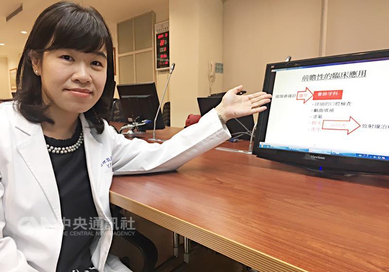 頭頸癌患者術後常會接受放射治療避免復發，但卻有 30%患者出現放射性骨壞死，嚴重恐奪命。林口長庚醫 院一般牙科醫師黃意方（圖）22日表示，最新研究發現 ，放療前若有例行性洗牙與塗氟等照護，可望降低45% 骨壞死風險。 中央社記者張茗喧攝　106年8月22日