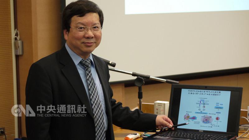 中研院特聘研究員謝世良（圖）的研究團隊發現，一種 名為CLEC5A的蛋白質與細菌聯結後，會引發一系列發炎 反應，若用抗體阻斷細菌與此蛋白質聯結，可望治療紅 斑性狼瘡、腸胃炎。 （中研院提供） 中央社記者余曉涵傳真　106年8月23日