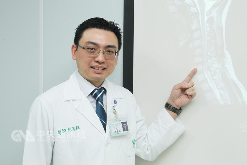 佳里奇美醫院神經外科主治醫師林思維20日在院內衛教 宣導會中指出，臨床上有部分頭痛、頭暈的病人，源頭 會是來自頸部的「頸因性頭痛」。 中央社記者楊思瑞攝　106年9月20日