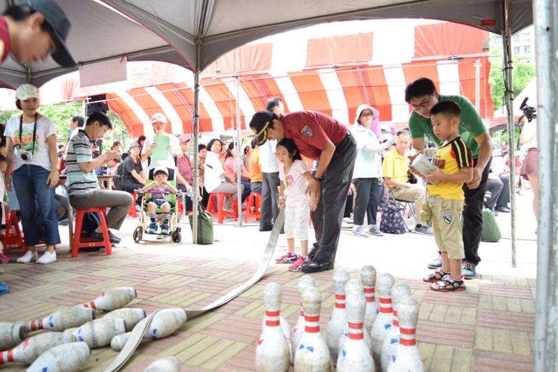 博愛國小及幼兒園學童現場體驗消防員拋水帶打保齡球工作及煙霧體驗室，並從中認識與體驗消防員的工作，提升學童自我防災意識。