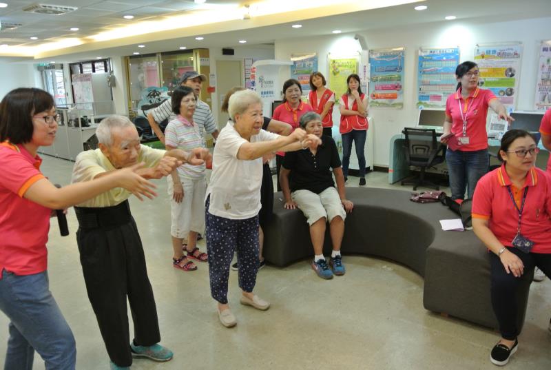 台北市大安區健康服務中心與幼兒園合作，推動老幼共學銀髮族防跌代間操。 