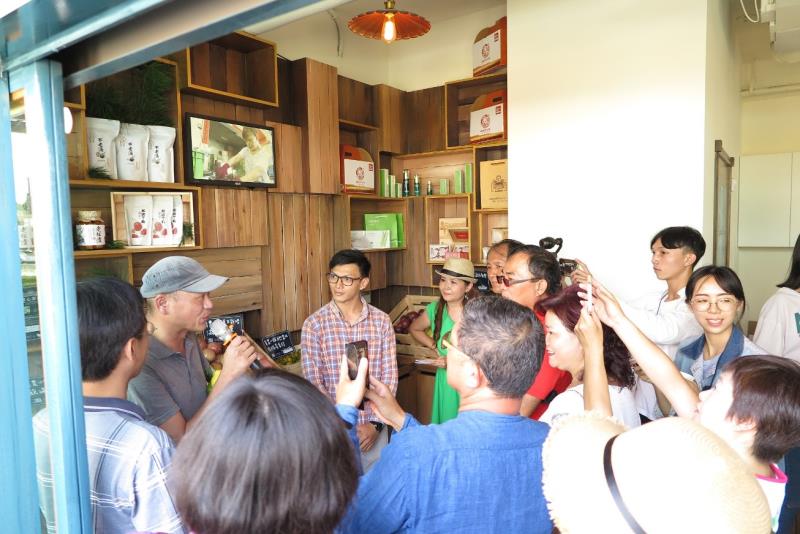 「青農小舖」中會依季節時令，展售在地青農的優良農特產。
