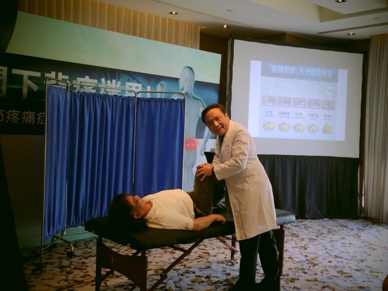 理學檢查有五個步驟，包含拉開(Distraction)、大腿猛推(Thigh Trust)、外展外旋(Faber)、扭轉(Gaenslen)與擠壓(Compression)。