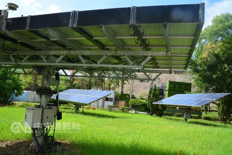 台電綜合研究所綠能供電站，以太陽能、風力機和儲能電池為主，市電供應為輔，讓綠能的運用極大化，並能同時兼顧電能系統的穩定供應。圖為追日太陽能板（前）與固定式太陽能板（後）。