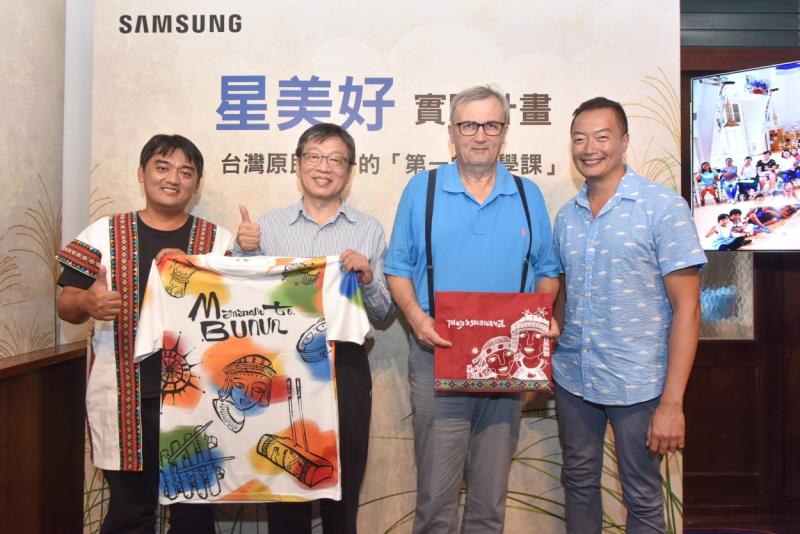 由左至右分別是巴楠花部落小學校長阿浪、台灣三星電子商用產品解決方案事業部總經理吳昇奇、聯合國教科文組織（UNESCO）的哲學顧問-奧斯卡‧伯尼菲博士及國際NGO工作者褚士瑩
