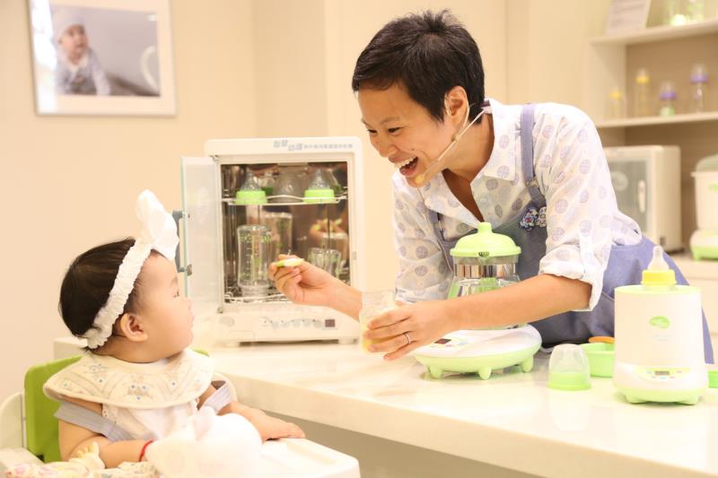台灣婦嬰領導品牌麗嬰房，於內湖總部新闢「生活體驗館」，解決新手爸媽的育兒疑惑。麗嬰房企業社會責任林柏薇協理示範天然副食品製作。