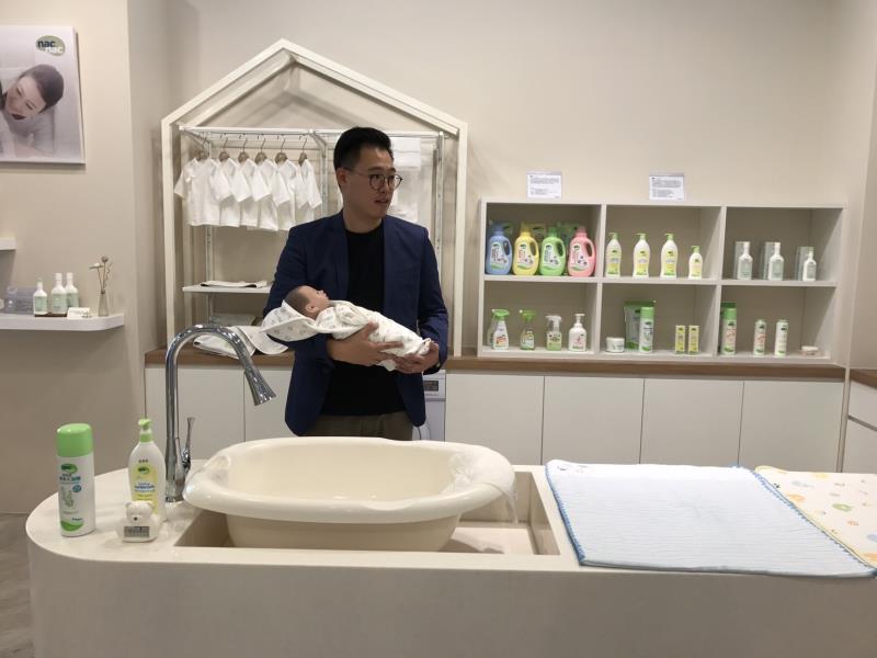 麗嬰房生活體驗館，建置沐浴區，讓新手爸媽學習如何幫寶寶洗澡。