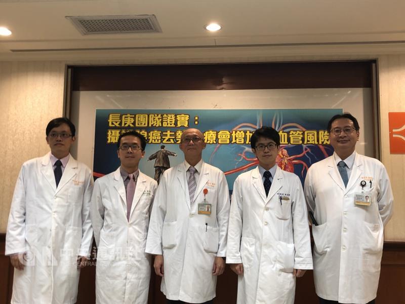 長庚醫院17日舉辦醫療研究成果記者會指出，攝護腺癌患者大多會以開刀或藥物方式抑制體內雄性激素，抑制癌細胞生長，但相較藥物治療，開刀治療的患者1.5年內心肌梗塞、缺血性中風風險高出40%。中央社記者張茗喧攝　106年10月17日