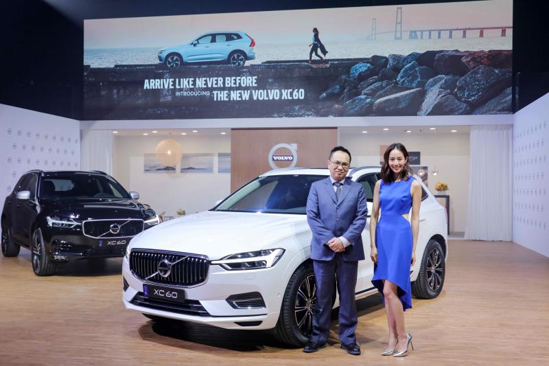 VOLVO 汽車大中華區行銷、銷售、通路暨顧客服務總裁陳立哲先生邀請品牌好朋友張鈞甯小姐一同與會，更將贈送首批下訂 200 位 The New Volvo XC60 車主張鈞甯親筆簽名模型車
