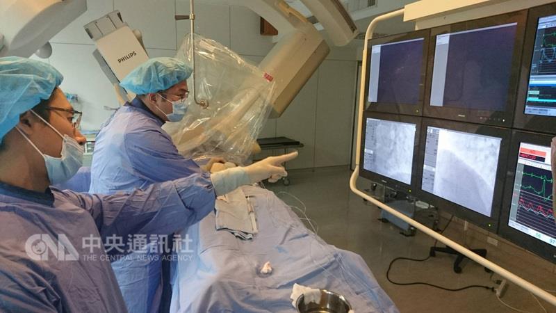 張姓男性病患因常感胸口悶痛，畏懼侵入性心導管檢查，頭份市為恭紀念醫院改採超高速電腦斷層掃描，發現一處心臟血管達95%嚴重狹窄，男子入院接受心導管手術和支架置放，治療隔天順利出院。（為恭醫院提供）中央社記者管瑞平傳真　106年10月18日