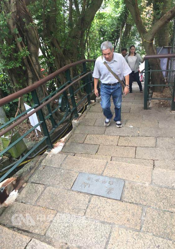 抽菸會導致肺阻塞，咳、喘、痰症狀又易被民眾輕忽，台灣胸腔暨重症加護醫學會在北中南設「衛教山」，讓民眾登階測健康。中央社記者陳偉婷攝　106年10月27日