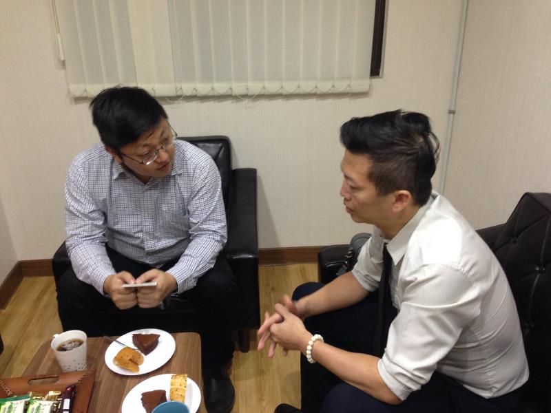 蔡豐州(右)拜會徐世勳(左) 針對醫療環境等相關議題，提出建言。
