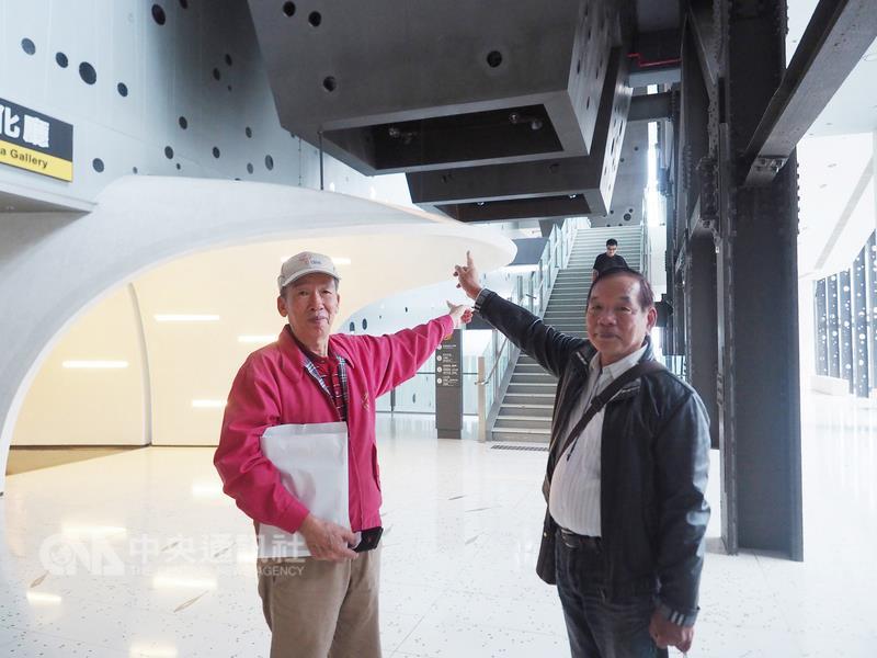 北部火力發電廠運轉數十年後退役，蛻變成海科館重獲新生命，電廠老員工曹瑞宋（左）、杜世寬（右）舊地重遊，在海科館內停下腳步，指出當年北火電廠卸煤斗遺址，回憶往事歷歷在目。