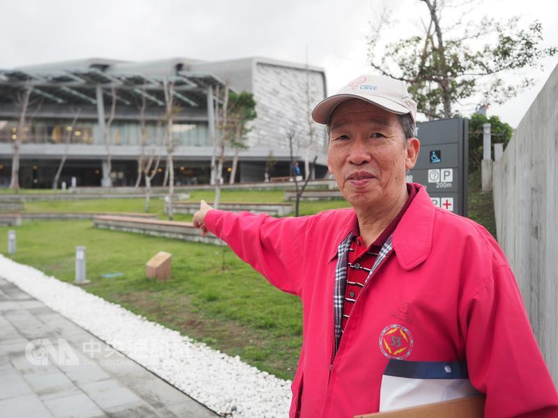 北部火力發電廠運轉數十年後退役，蛻變成海科館後有了新生命。電廠老員工曹瑞宋（圖）故地重遊，指著現在的廣場表示此處當年曾為儲煤場；回憶往事，曹瑞宋說，當年他頂著鍋爐內53度高溫，手持撬棒清理煤渣，揚塵四起，相當辛苦。