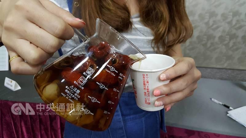 台北醫學大學公共衛生學系教授邱弘毅7日表示，含糖飲常用果糖，但果糖遇熱會改變結構，高溫時甜度會下降，為維持口感，會加更多糖，如桂圓紅棗茶（圖）、薑母茶，糖量都很高，民眾想喝最好自己煮。中央社記者陳偉婷攝　106年11月7日