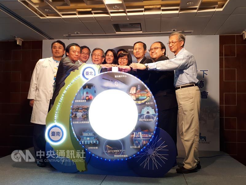 中華民國糖尿病學會、中華民國糖尿病衛教學會等單位8日舉行「2017世界糖尿病日－糖尿病與女性」記者會，會中宣布啟動「控糖奇跡」糖鐵人醫護車隊。中央社記者許秩維攝　106年11月8日