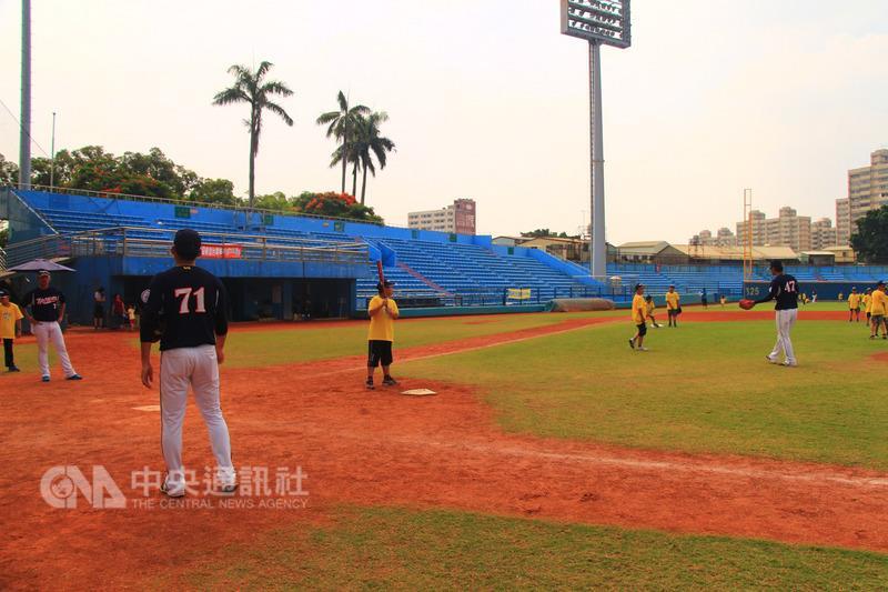 台電棒球隊8月在台灣體育運動大學棒球場舉辦夏令營，培養學童熱愛棒球運動。