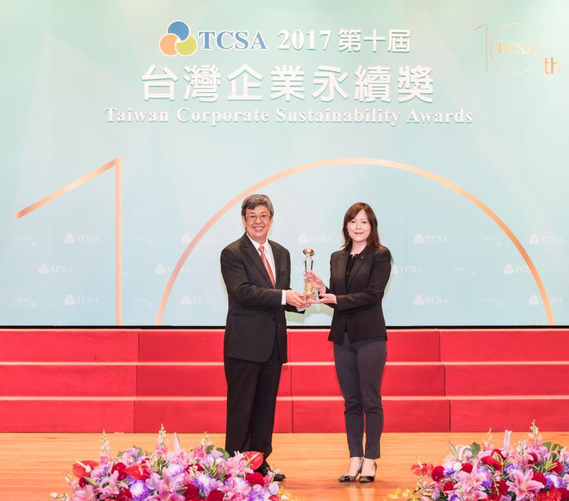 台灣賓士公關部協理陳允若(右)自副總統陳建仁(左)手中接下第十屆【台灣永續典範公司獎-三大永續典範外資企業】獎盃。