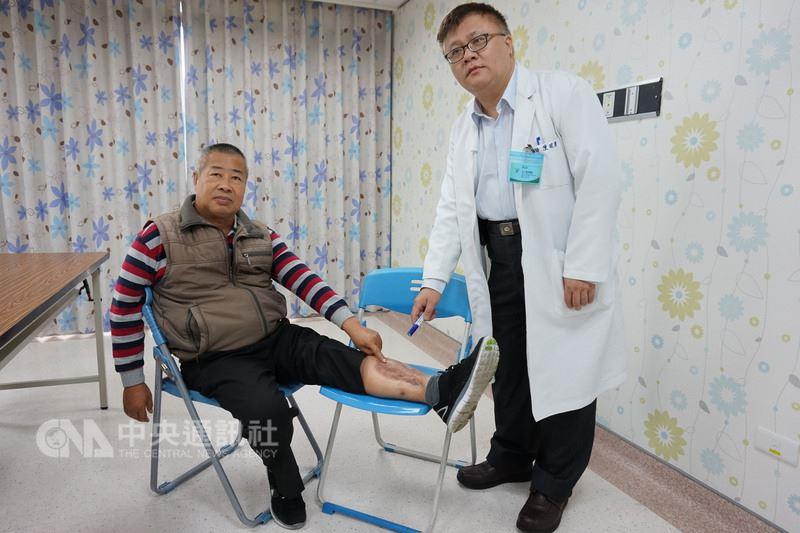 王姓男子患有糖尿病，日前他的左小腿不慎撞傷，而後卻出現壞死性筋膜炎狀況，豐原醫院高壓氧中心主任陳明澤（右）表示，經過清創、高壓氧、抗生素治療後，免於截肢命運。中央社記者趙麗妍攝 106年12月13日