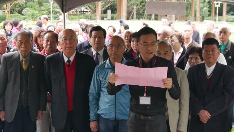 割禾前，遵循傳統，大家先拜伯公唸祝文。