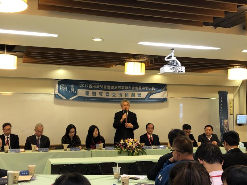 華梵大學校長高柏園(立)於台北場開幕時致辭。
