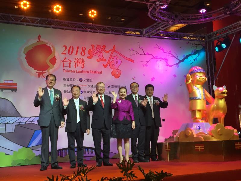 張學舜(左二)帶領台北圓山大飯店同仁，協助強力行銷2018台灣燈會。