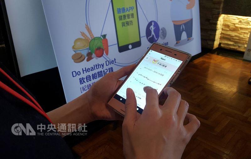 台大醫院竹東分院院長詹鼎正建議，每日利用健康APP記錄飲食、血糖、血壓，有助維持健康生活。中央社記者陳偉婷攝 107年1月8日