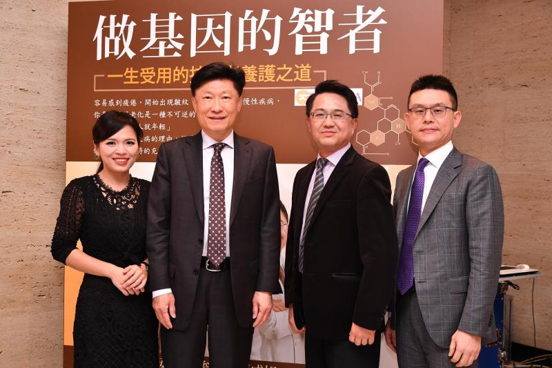 王桂良(左二)領導專業醫師群『出書』，教導民眾做好自我健康管理。