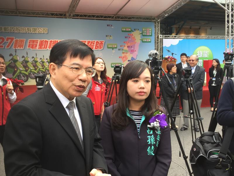 呂孫綾(右)說中華郵政公司為響應政府環保政策所做出的努力有目共睹，未來希望所有國營事業單位一同跟進，朝電動綠能車化的目標努力，一起為台灣空氣防治與維護盡一份心力。 